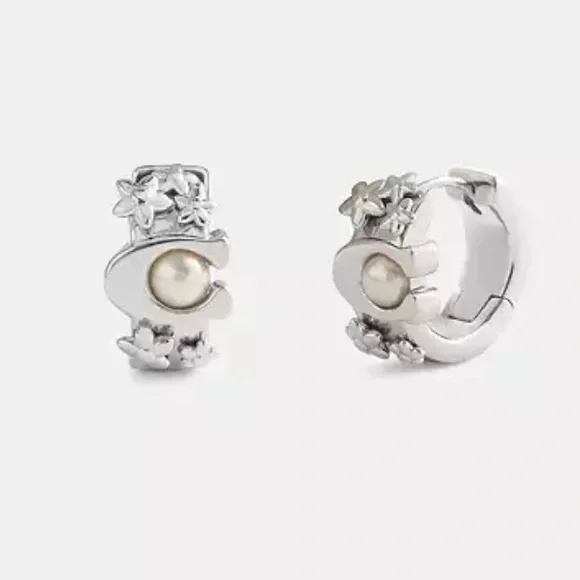 -RESERVED-
COACH BUNDLE
Signature Pearl Huggie Earrings & Pearl Pendant Necklace - Picture 3 of 5